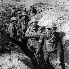 Canadian soldiers in one of the trenches of Amiens during the First World War (1917).