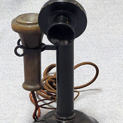 Téléphone de la marque Northern Electric Company Limited fait de métal, vers 1930.