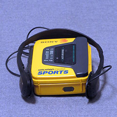 Radio-cassette de la marque Walkman de Sony fait de métal et de plastique, vers 1985.