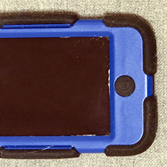 Lecteur de musique mp3 de marque iPod d'Apple fait de métal, de verre et de caoutchouc, de couleur bleue.