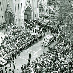 Photographie noir et blanc du cortège devant une foule rassemblée devant la Cathédrale de Trois-Rivières.