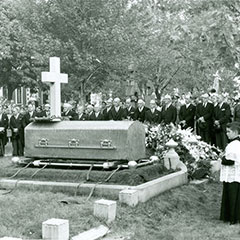 Photographie noir et blanc de l'enterrement de Maurice Duplessis en 1959.