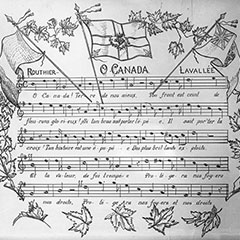 Partition manuscrite de l'hymne nationale canadien. Trois drapeaux et des feuilles d'érables dessinés entourent la partition.