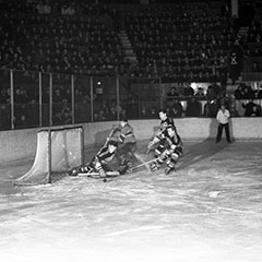 Hockey game between the Chicago Blackhawks and Montréal Canadiens at the Montréal Forum on March 22th, 1938.