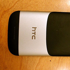 Endos d'un téléphone intelligent de marque HTC (2012).