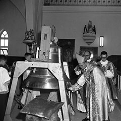 Monseigneur Pelletier bénit les cloches de l'église Saint-Odilon au Cap-de-la-Madeleine.